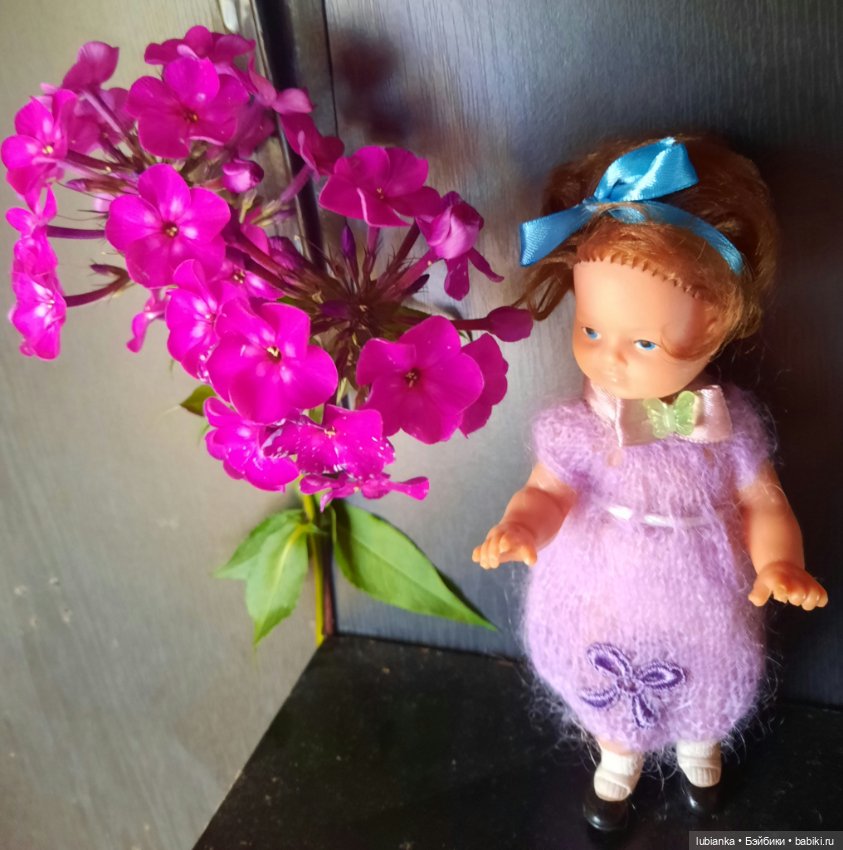 И опять Элечка на прогулке и с цветами🥰💜🌸🌼🌺