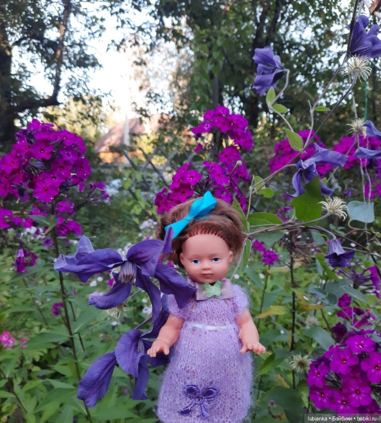 И опять Элечка на прогулке и с цветами🥰💜🌸🌼🌺