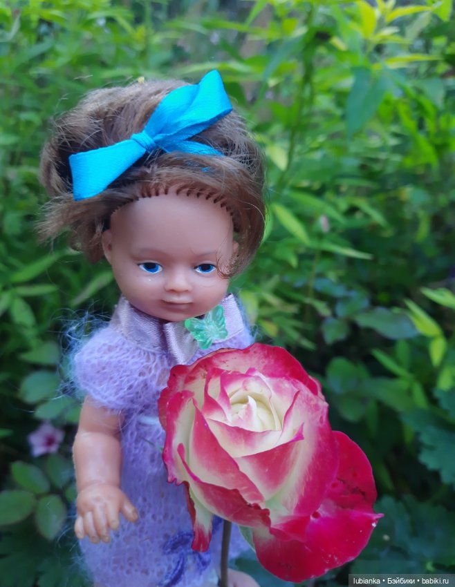 И опять Элечка на прогулке и с цветами🥰💜🌸🌼🌺