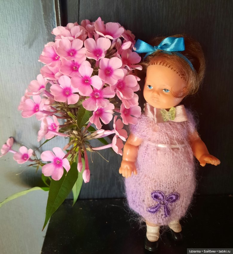 И опять Элечка на прогулке и с цветами🥰💜🌸🌼🌺