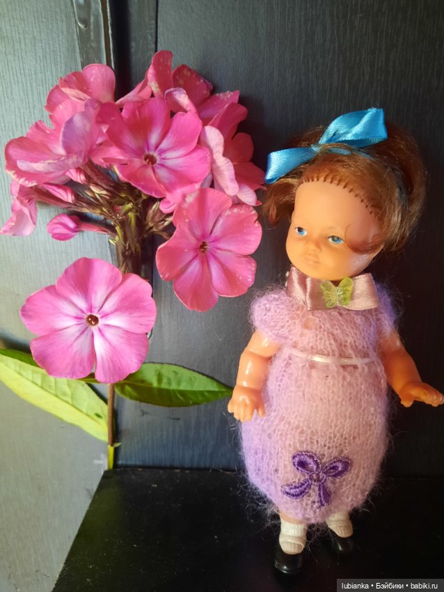 И опять Элечка на прогулке и с цветами🥰💜🌸🌼🌺