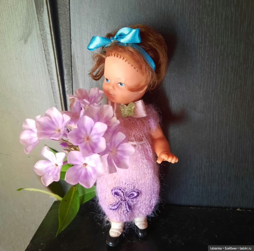 И опять Элечка на прогулке и с цветами🥰💜🌸🌼🌺