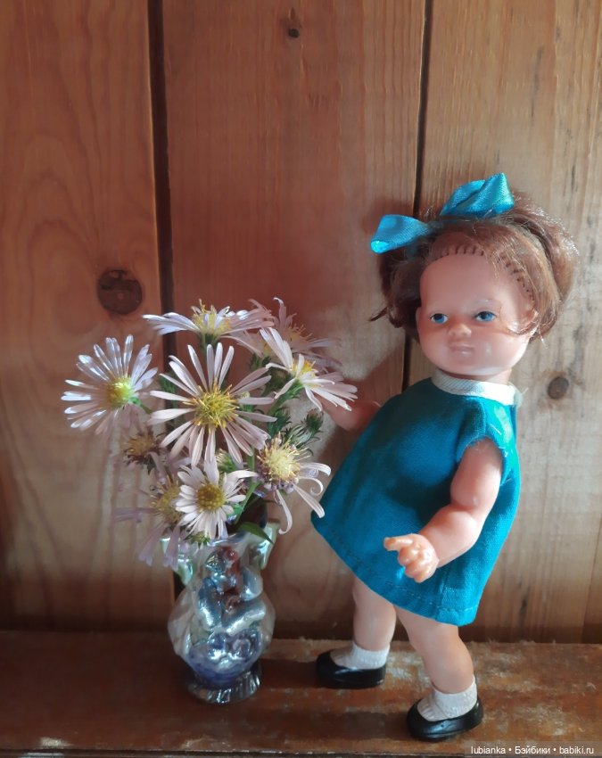 И опять Элечка на прогулке и с цветами🥰💜🌸🌼🌺