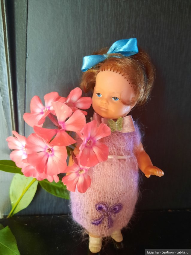 И опять Элечка на прогулке и с цветами🥰💜🌸🌼🌺