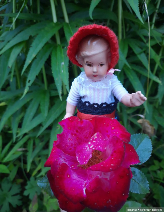 И опять Элечка на прогулке и с цветами🥰💜🌸🌼🌺