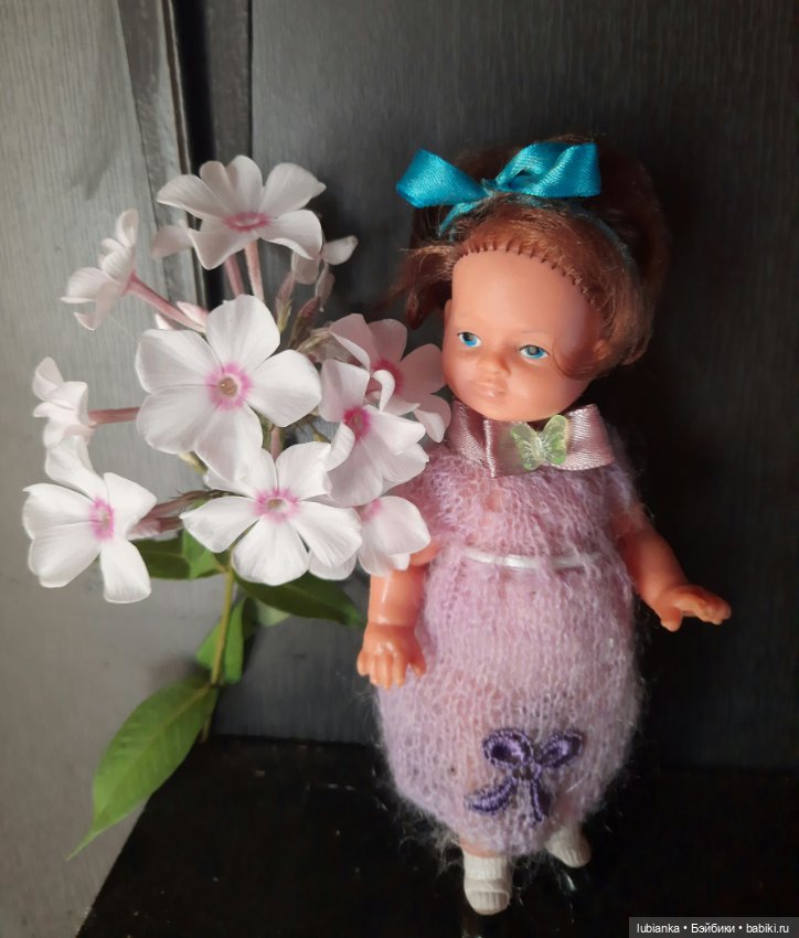 И опять Элечка на прогулке и с цветами🥰💜🌸🌼🌺