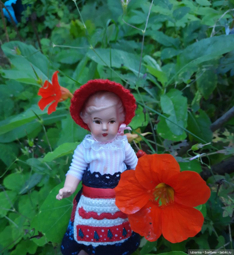 И опять Элечка на прогулке и с цветами🥰💜🌸🌼🌺