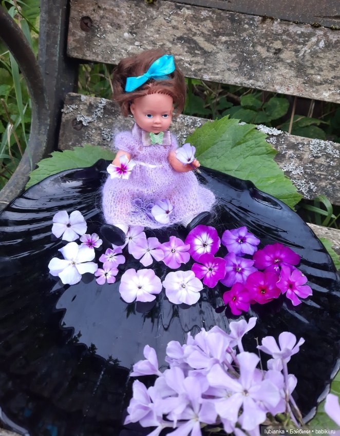 И опять Элечка на прогулке и с цветами🥰💜🌸🌼🌺