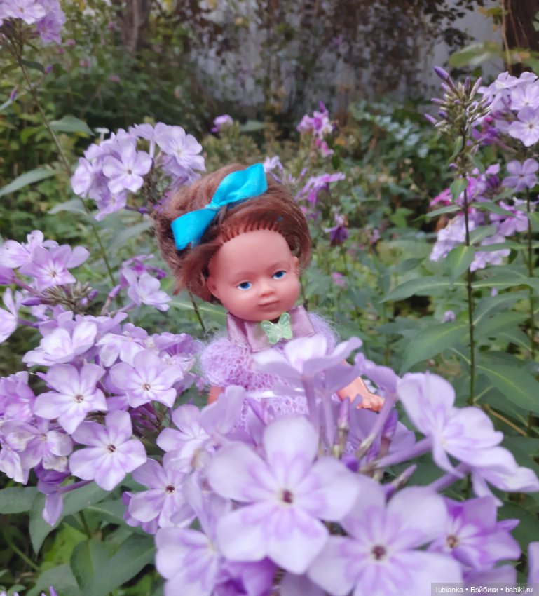 И опять Элечка на прогулке и с цветами🥰💜🌸🌼🌺