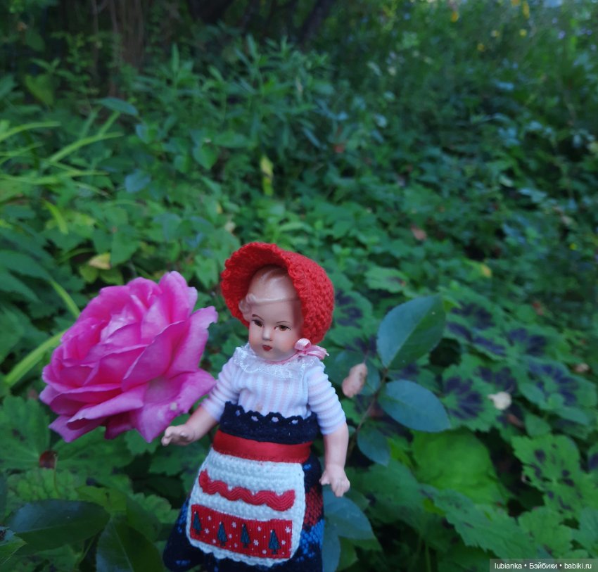 И опять Элечка на прогулке и с цветами🥰💜🌸🌼🌺