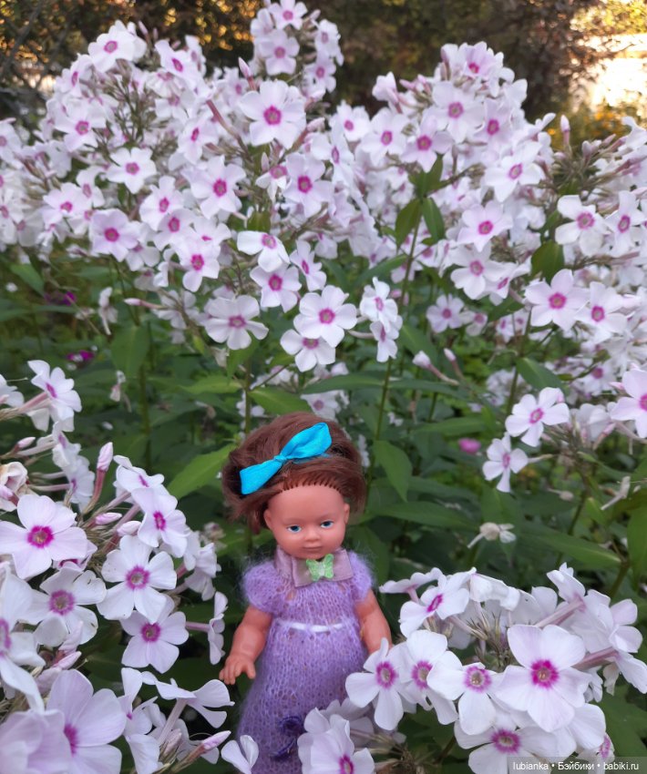 И опять Элечка на прогулке и с цветами🥰💜🌸🌼🌺