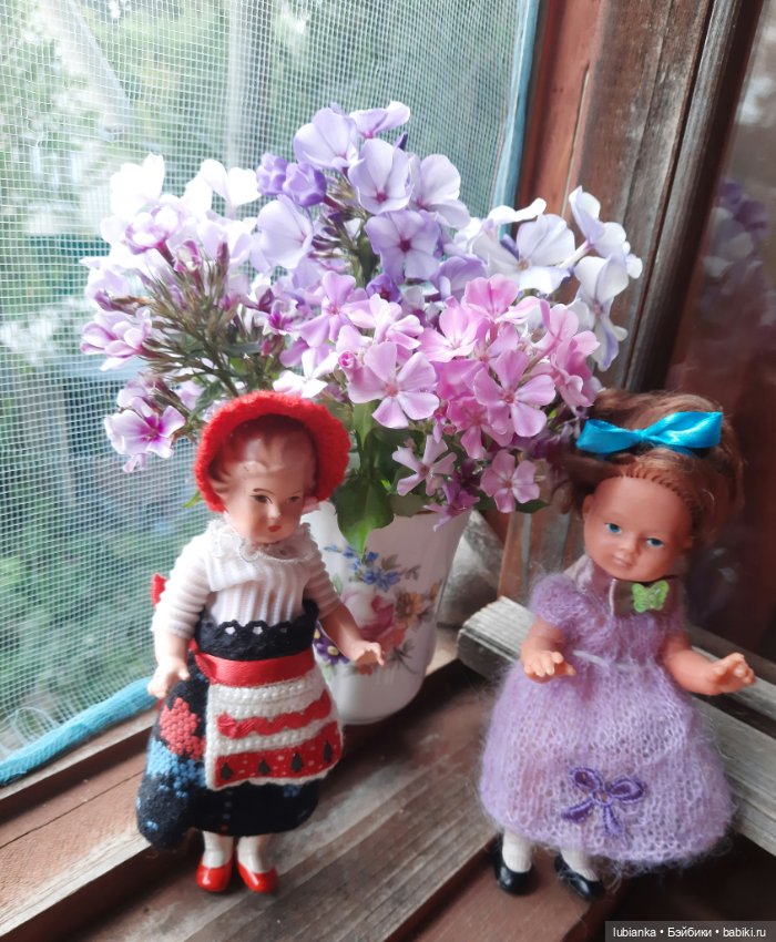 И опять Элечка на прогулке и с цветами🥰💜🌸🌼🌺