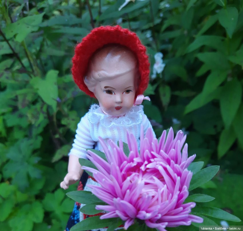 И опять Элечка на прогулке и с цветами🥰💜🌸🌼🌺