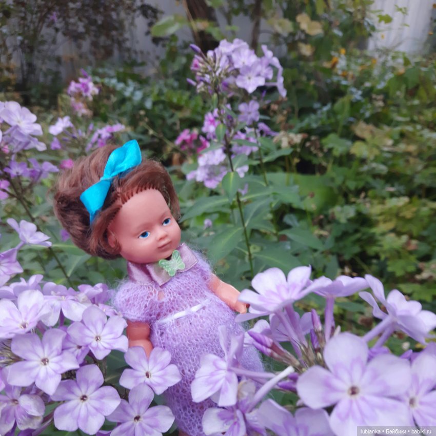 И опять Элечка на прогулке и с цветами🥰💜🌸🌼🌺