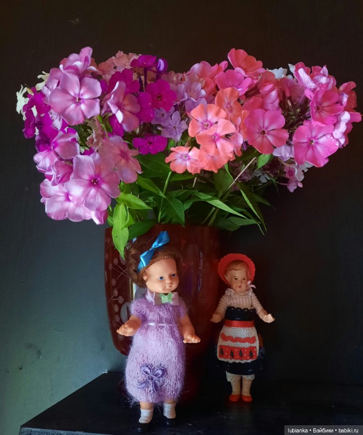 И опять Элечка на прогулке и с цветами🥰💜🌸🌼🌺