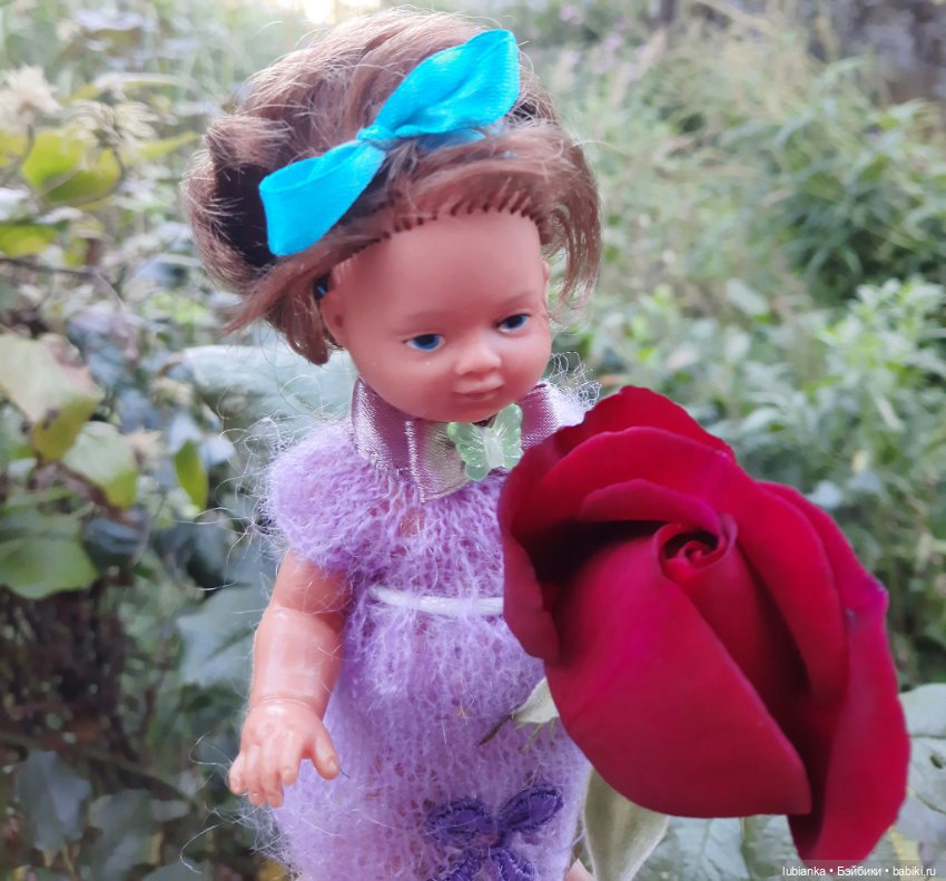 И опять Элечка на прогулке и с цветами🥰💜🌸🌼🌺