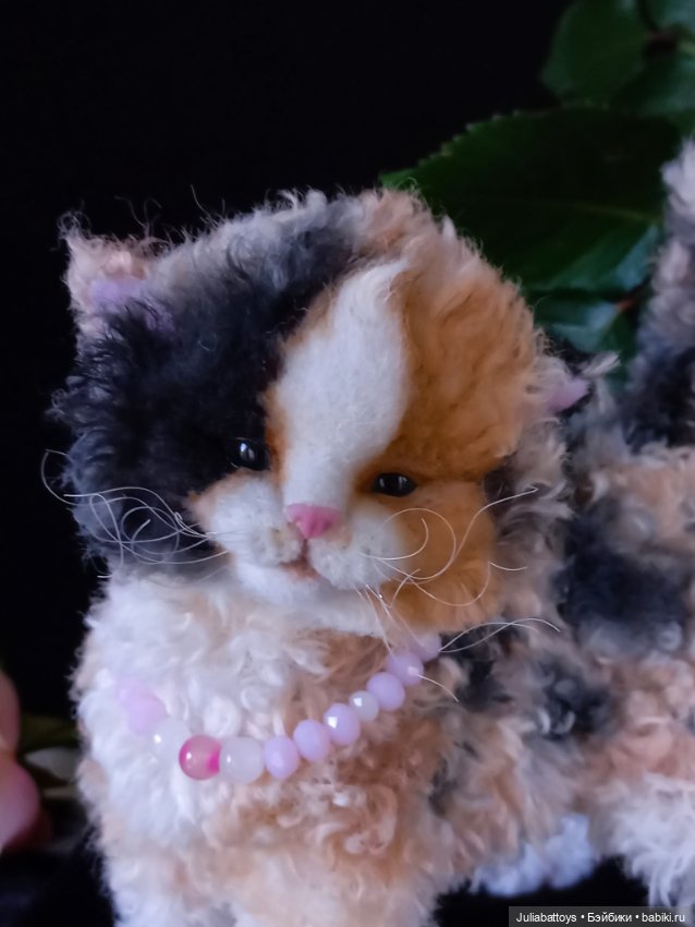 Котенок селкирк рекс 🤍🖤🧡 — Игрушки в смешанной технике (мех и глина): Арт