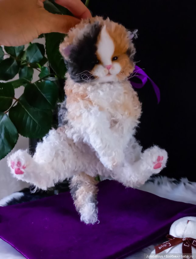 Котенок селкирк рекс 🤍🖤🧡 — Игрушки в смешанной технике (мех и глина): Арт