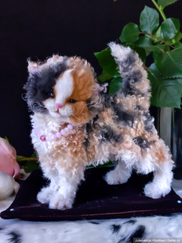Котенок селкирк рекс 🤍🖤🧡 — Игрушки в смешанной технике (мех и глина): Арт
