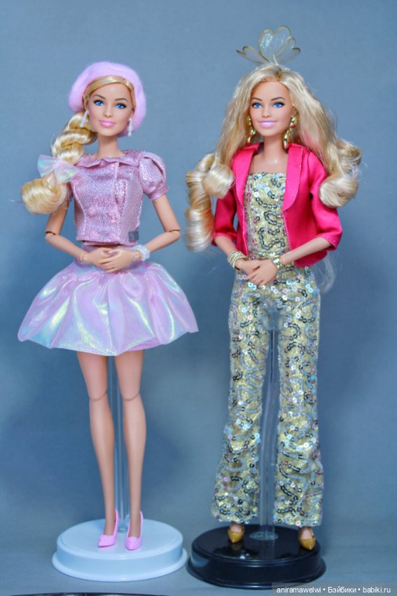 Барби Марго Робби с закрытой улыбкой