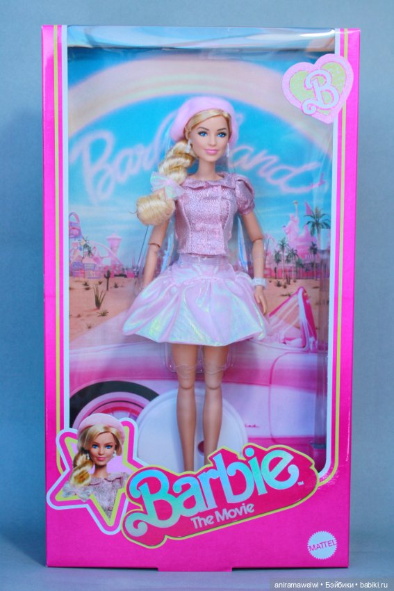 Барби Марго Робби с закрытой улыбкой