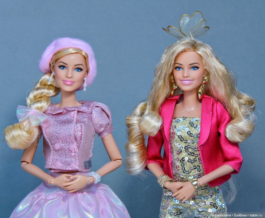 Барби Марго Робби с закрытой улыбкой