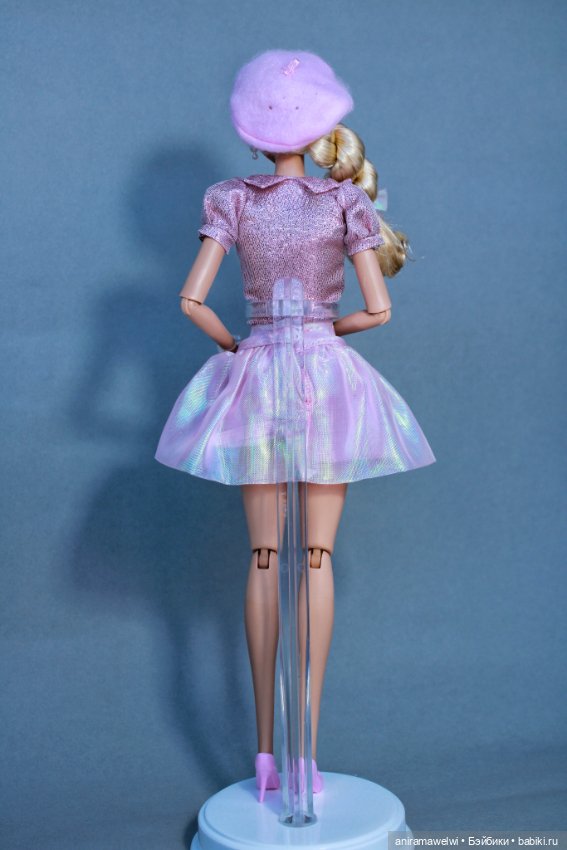 Барби Марго Робби с закрытой улыбкой