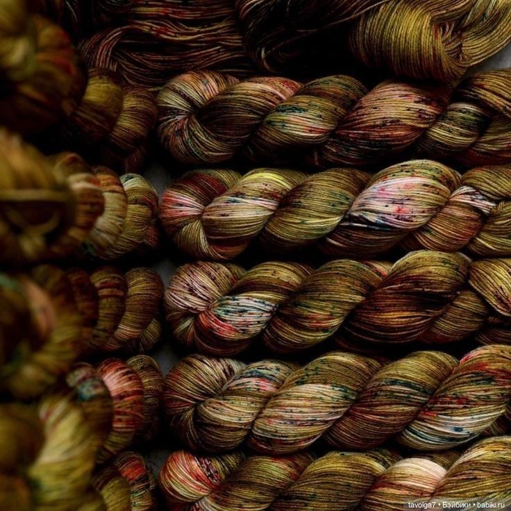 Клубки и вязание в осенних тонах