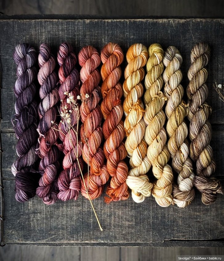 Клубки и вязание в осенних тонах