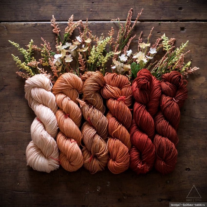 Клубки и вязание в осенних тонах