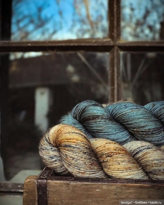 Клубки и вязание в осенних тонах