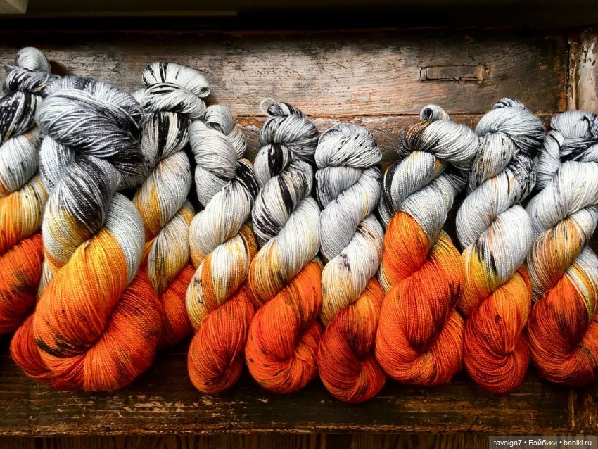 Клубки и вязание в осенних тонах