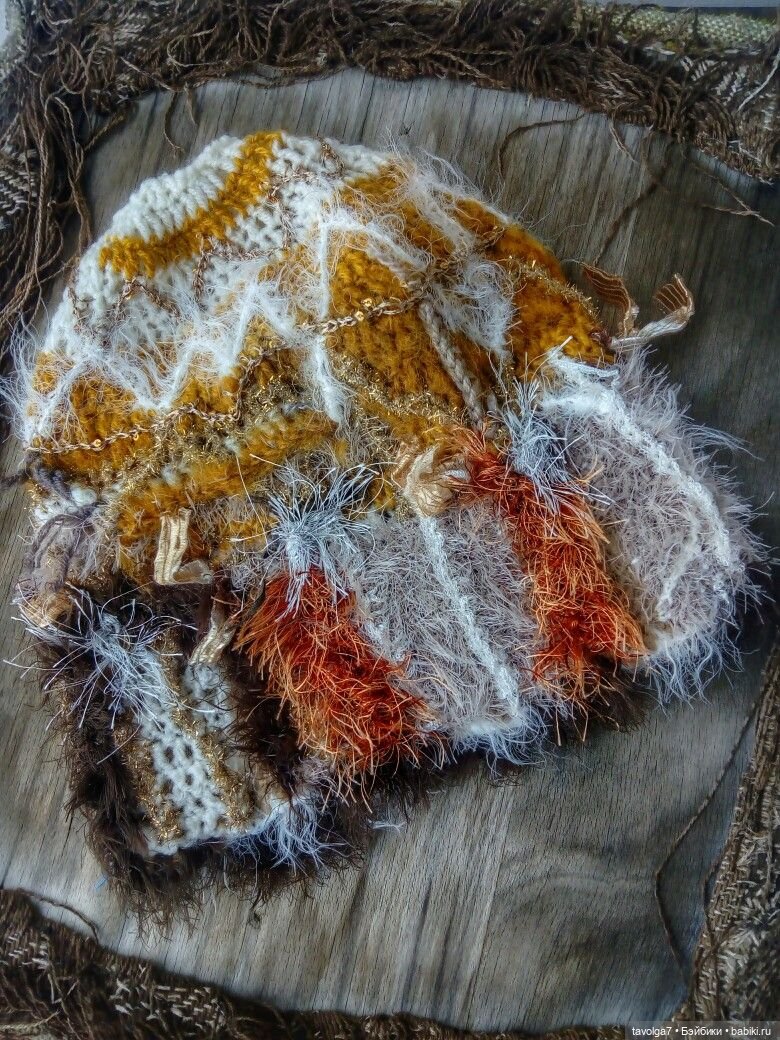 Клубки и вязание в осенних тонах