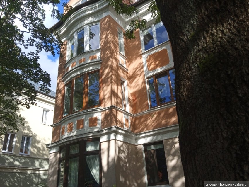 "Перекрёстки вынимаешь как конфеты, монеты"