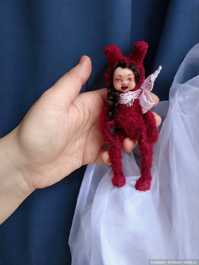 Девчуля в бордовом кигуруми❤️