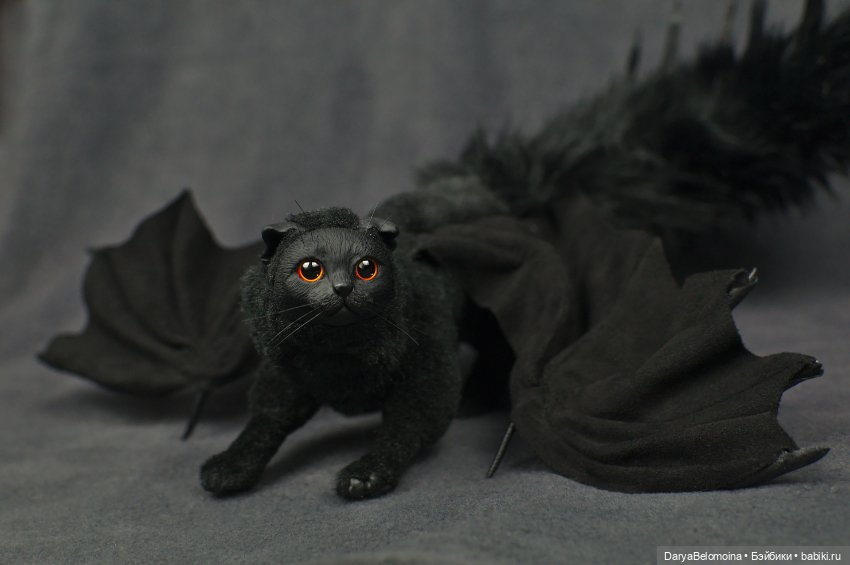 Второй дракотик - тоже чёрный и с оранжевыми глазами, но другой)