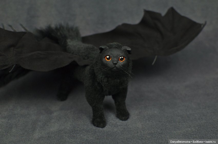 Второй дракотик - тоже чёрный и с оранжевыми глазами, но другой)