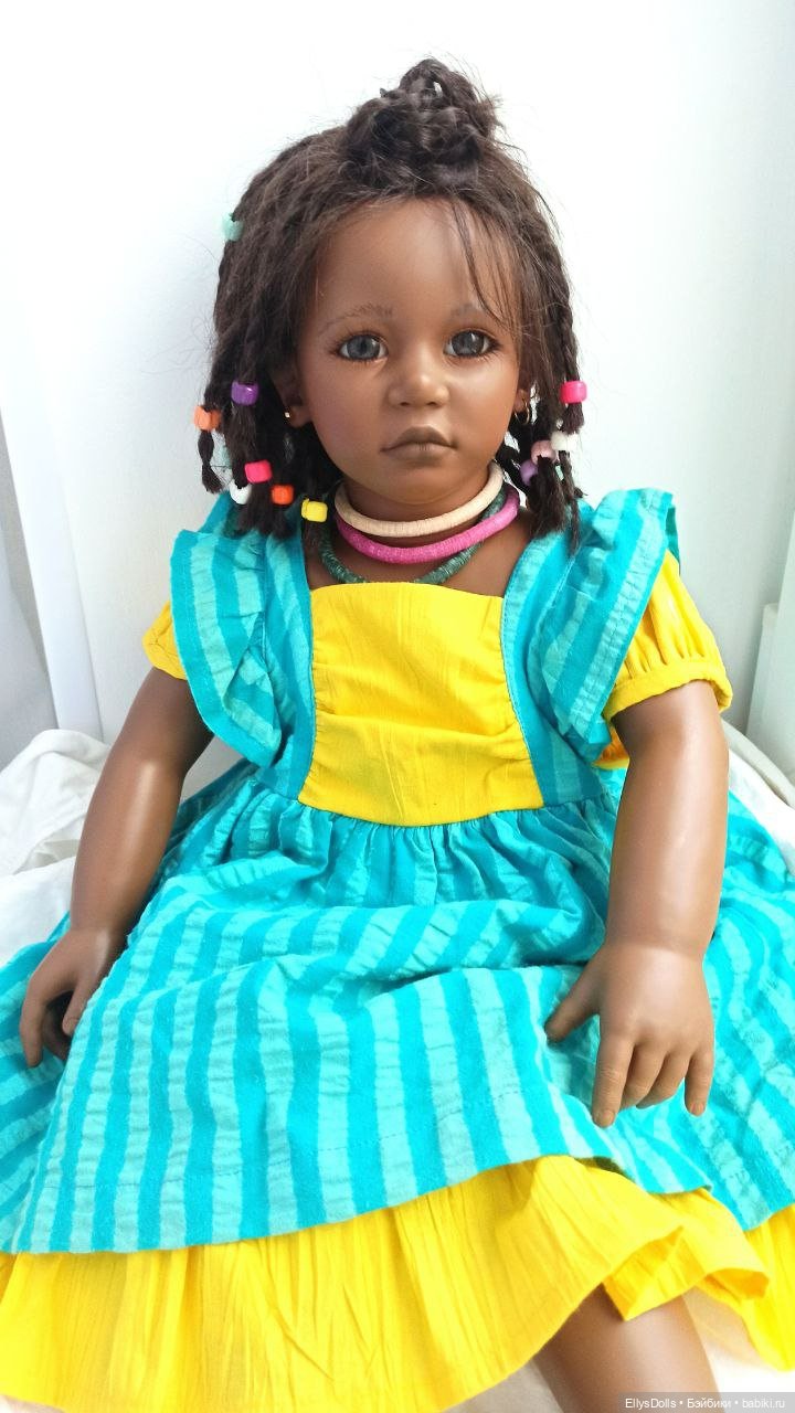 Айока со своей куколкой любуются золотой осенью