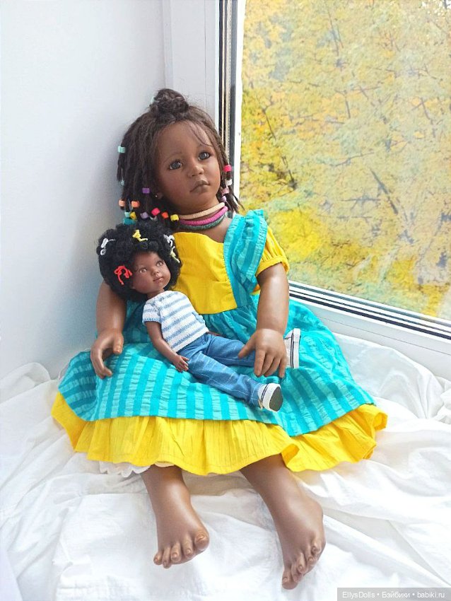 Айока со своей куколкой любуются золотой осенью (фото 5)