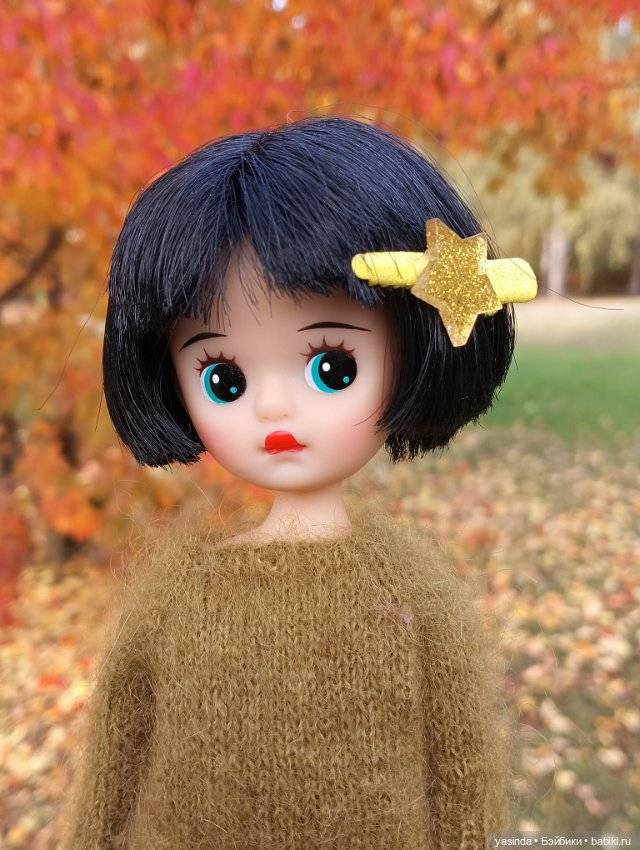 Золотая осень и маленькие ягодки