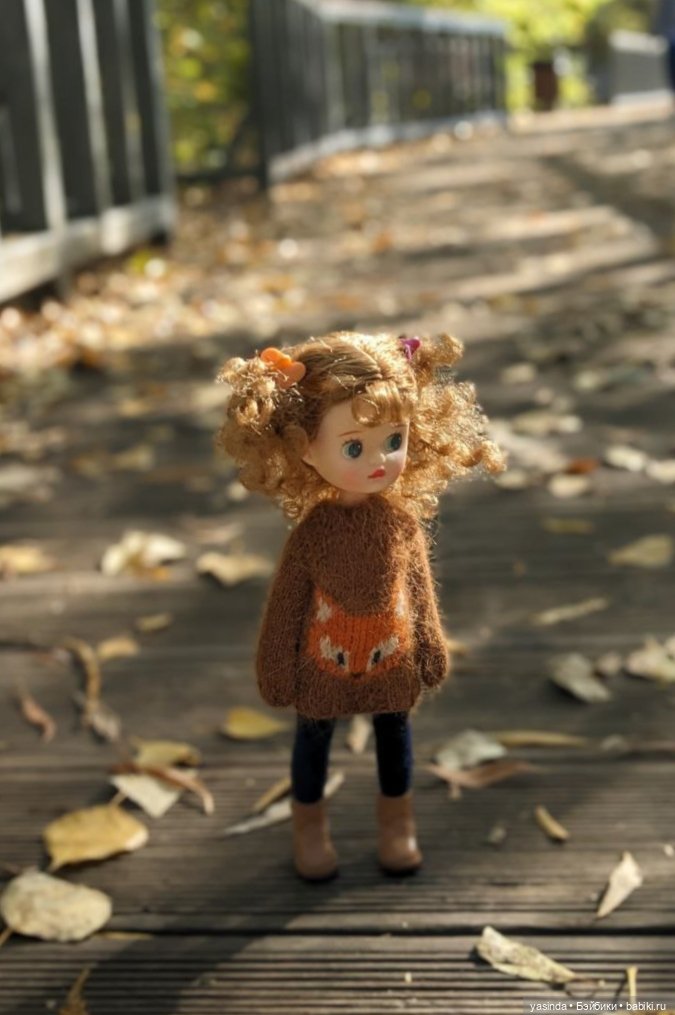 Золотая осень и маленькие ягодки