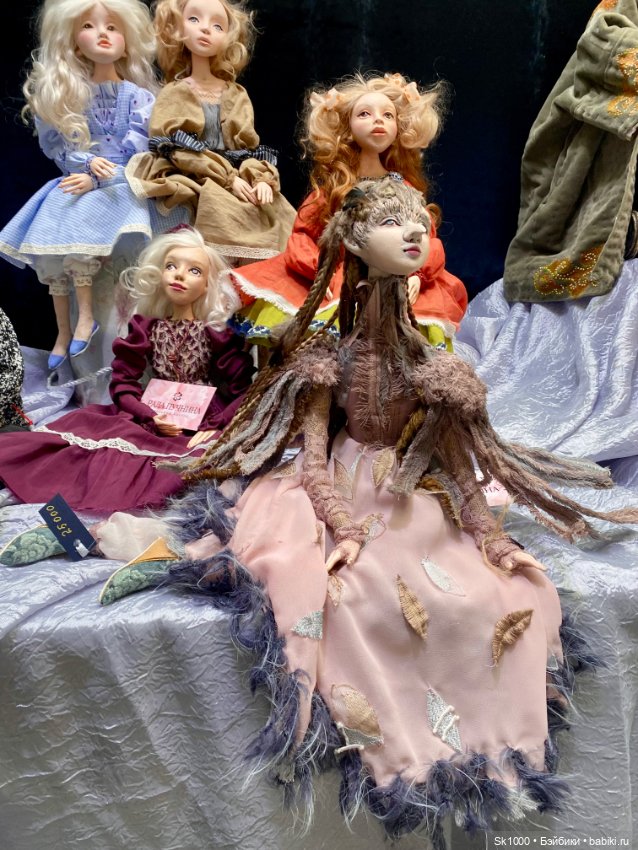 Кукольная компания на кукольной выставке