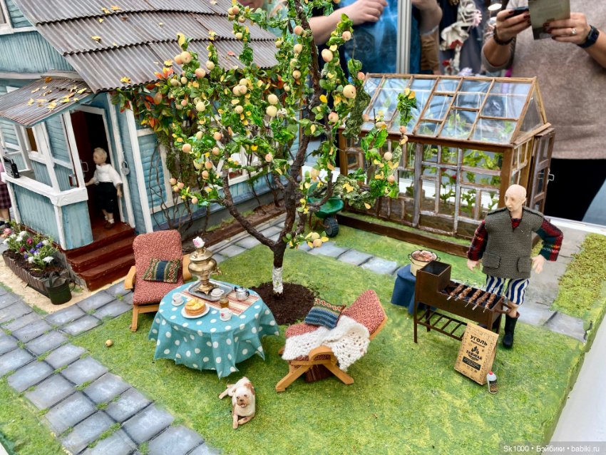 Кукольная компания на кукольной выставке