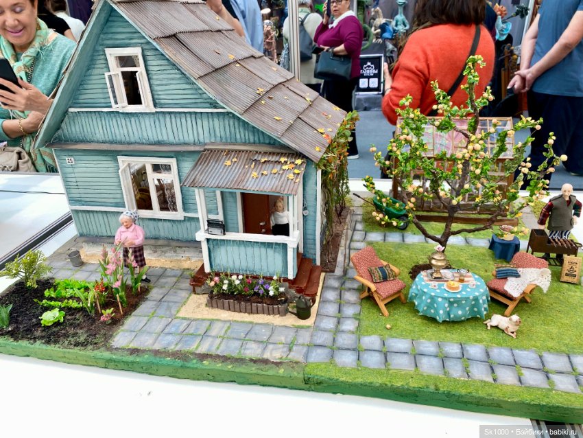 Кукольная компания на кукольной выставке