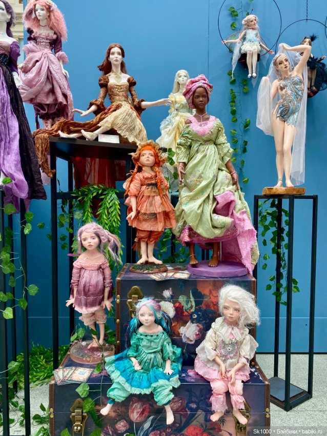 Кукольная компания на кукольной выставке