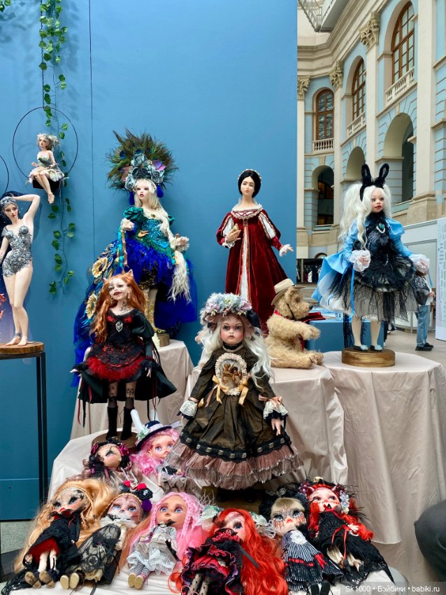 Кукольная компания на кукольной выставке