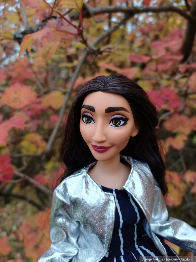Зулмира в парке — Куклы Disney Animators и Принцессы Диснея: Disney Store (фото 7)
