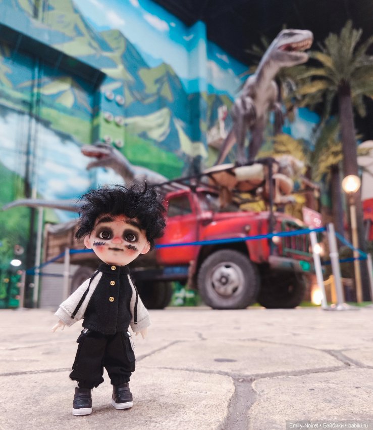 Детишки в парке аттракционов