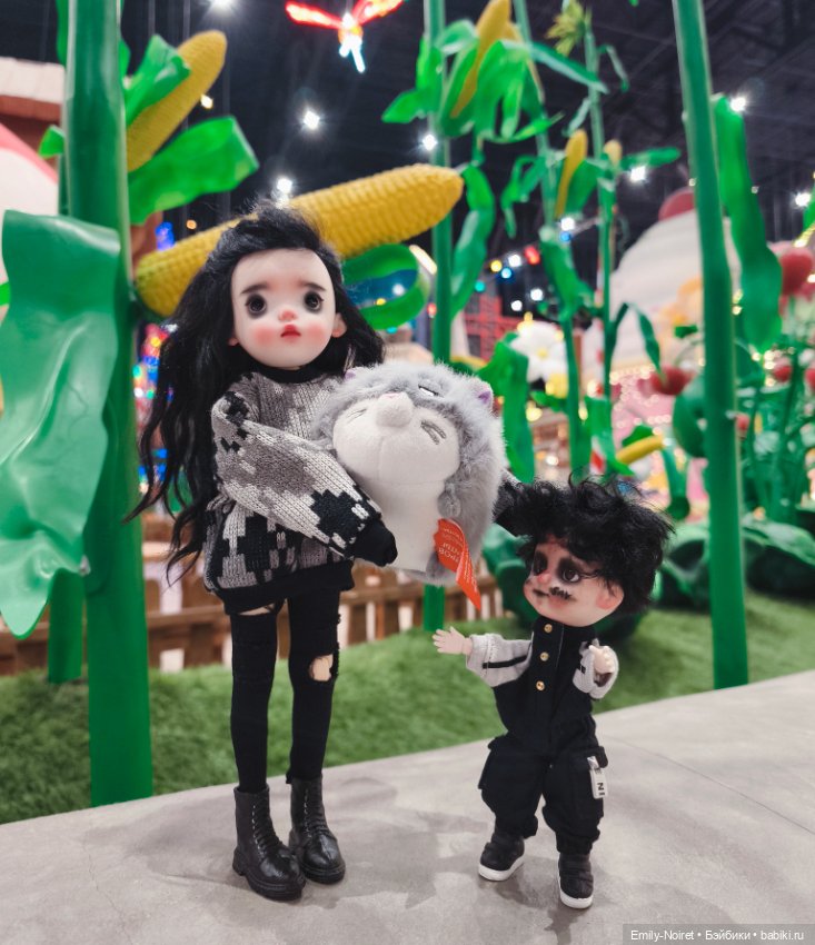 Детишки в парке аттракционов