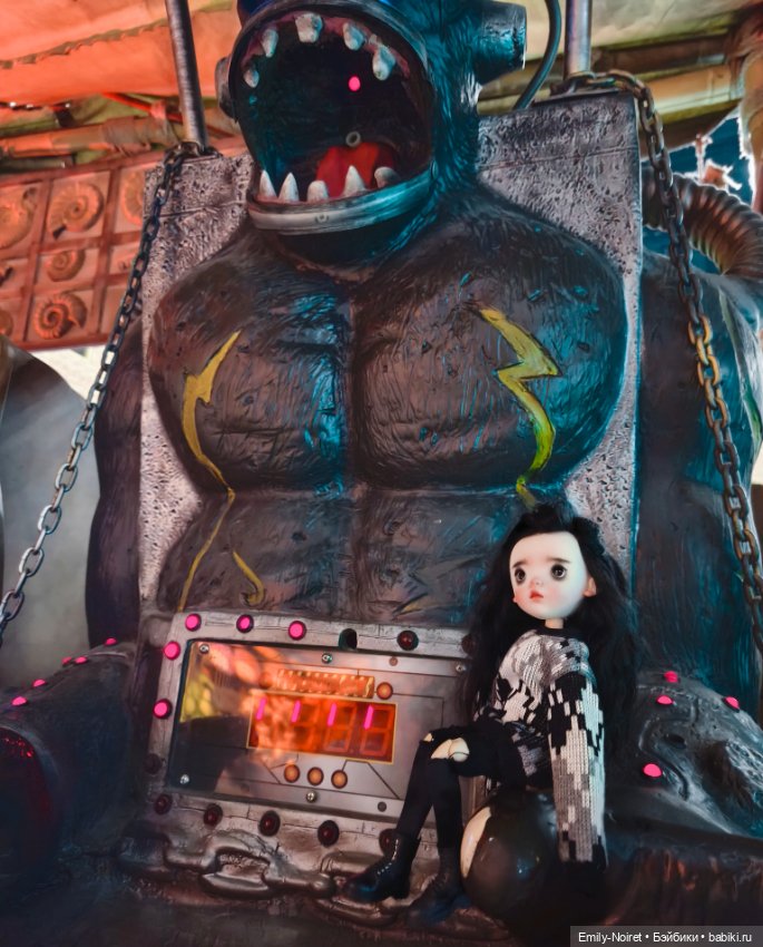 Детишки в парке аттракционов